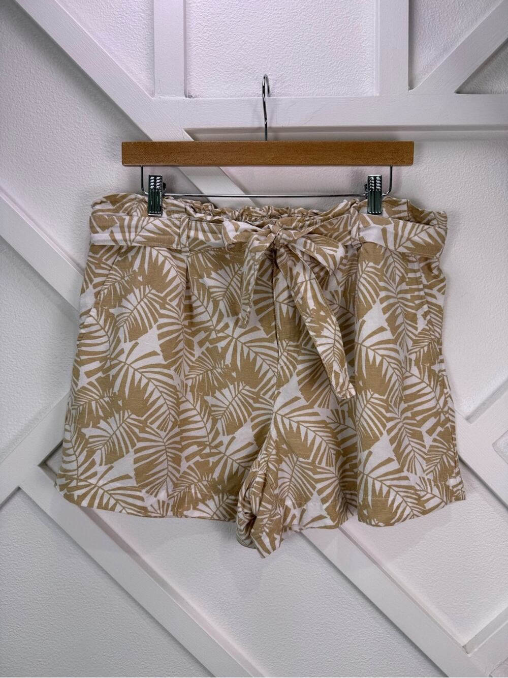 LOFT Linen Blend Paperbag Shorts Large Tan White Palm Leaf Tropical Tie Waist